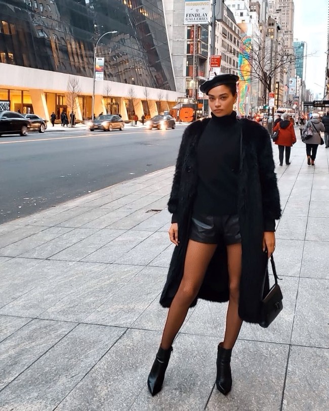 Postingan yang mengekspos tubuhnya dengan puting payudara diburamkan ini membuat banyak netizen mengkritik dirinya. Foto Shanina tanpa busana itu pun dianggap tidak merepresentasikan sebagai wanita kuat. Foto: Instagram @shaninamshaik