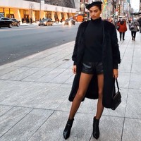 Postingan yang mengekspos tubuhnya dengan puting payudara diburamkan ini membuat banyak netizen mengkritik dirinya. Foto Shanina tanpa busana itu pun dianggap tidak merepresentasikan sebagai wanita kuat. Foto: Instagram @shaninamshaik