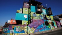 Hotel Winebox di Valparaiso, Chile, tengah ramai diperbincangkan banyak orang. Pasalnya hotel itu memiliki bentuk yang unik dan menggunakan kontainer bekas sebagai dinding bangunannya.
