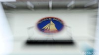 Dahulu menara ini menjadi menara pemantau bagi kapal-kapal yang keluar masuk Kota Batavia melalui jalur laut.