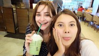 Iced green tea latte jadi pilihan Nora saat santai bersama seorang temannya. Tampaknya ini salah satu minuman favoritnya, karena Nora terlihat senang sekali menyeruput minuman manis ini. Foto: Instagram @ncdpapl