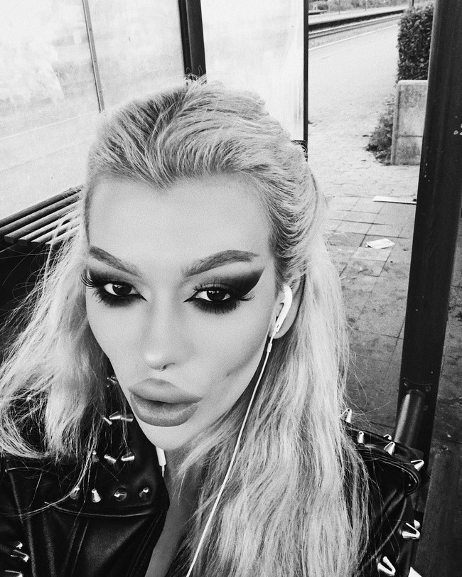 Elena Rosso menyebut dirinya sebagai Barbie versi gothic karena penampilannya yang mencolok. Penampilannya Elena tersebut adalah hasil dari operasi plastik. Foto: Instagram (@elena_rosso)