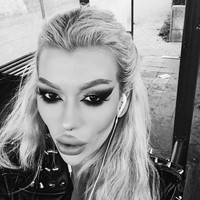 Elena Rosso menyebut dirinya sebagai Barbie versi gothic karena penampilannya yang mencolok. Penampilannya Elena tersebut adalah hasil dari operasi plastik. Foto: Instagram (@elena_rosso)