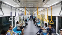 Beberapa warga DKI Jakarta merasa bagai di luar negeri ketika naik MRT. 