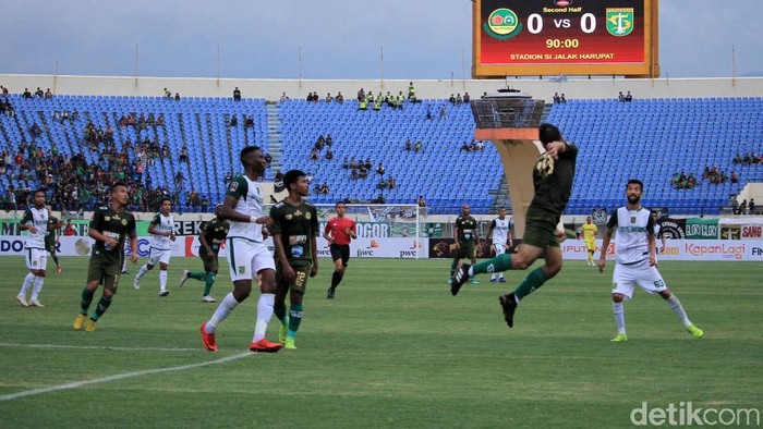 Kegagalan tendangan penalti dari Loris Arnaud mewarnai pertandingan Persebaya Vs Tira Persikabo. Laga terakhir fase Grup A Piala Presiden 2019 itu berakhir tanpa gol.