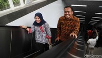 Ekskalator menuju peron naik MRT telah berfungsi. Jadi warga sudah bisa menggunakan fasilitas tersebut.