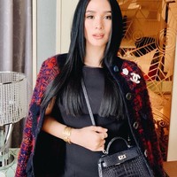 Dalam video yang diunggah ke chanel YouTube miliknya, Evangelista yang kaya raya sejak lahir pun mengaku dirinya dimanjakan sang ayah, sejak kecil. Bisa saja suatu hari ayahnya mengajaknya masuk ke butik merek high end, kemudian dia diminta memilih baju atau tas yang disukainya, dan akan dibelikan pria tersebut. Namun Evangelista mengaku dia memang dimanjakan tapi bukan anak manja yang tidak tahu aturan. Foto: Instagram