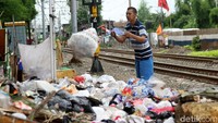 Warga terlihat membuang sampah di pinggir rel kereta api tersebut lantaran tak adanya tempat sampah di sekitar lokasi tersebut.