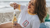 Lewat Instagramnya, Nora banyak berbagi momen seru ketika kulineran. Dara berambut pirang ini juga kerap kulineran sambil traveling. Seperti ketika menikmati minuman di pinggir pantai ini. Foto: Instagram @ncdpapl
