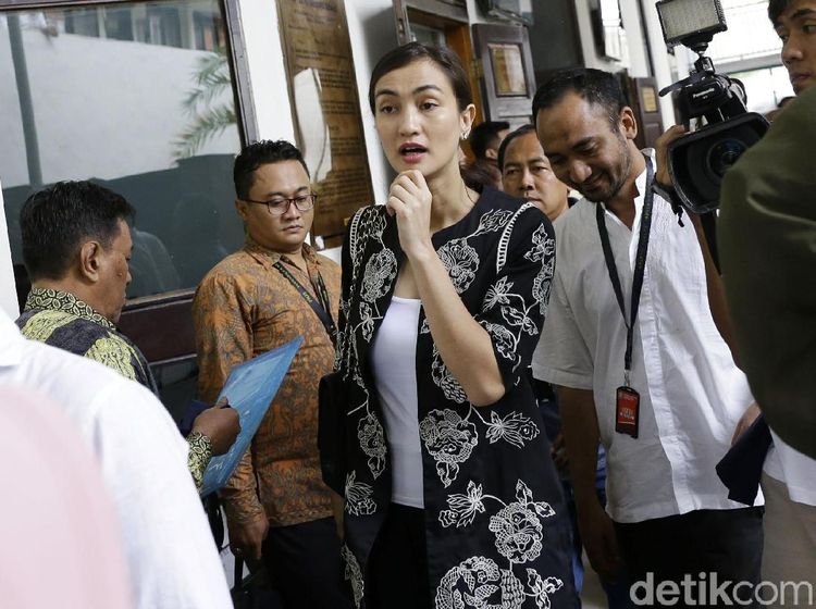 Bakti Atiqah Hasiholan pada Ratna Sarumpaet