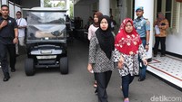 Tak hanya itu, Siti juga dikawal beberapa anggota Polri.