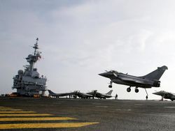 Potret Kapal Induk Nuklir Prancis Bertolak ke Asia, Mau Apa?