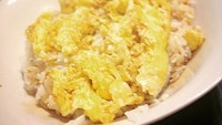 Nasi diaduk dengan sedikit keju cheddar parut diberi topping telur dadar yang diaduk kasar. Gurih top! Foto : Instagram @salty_skittle