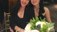 Tuh kan lagi-lagi menghabiskan waktu bersama. Kali ini kakak adik yang memiliki paras cantik itu tengah mengadakan acara makan malam bersama. Foto: Instagram joleneemarie