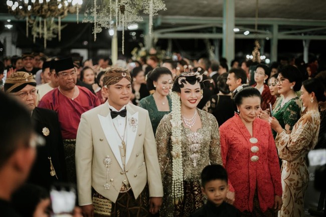 Di hari pernikahan Tunku Atiah dan Zizi, keduanya memakai baju pernikahan yang kental dengan nuansa Jawa, yakni kebaya kutu baru untuk pengantin wanita dan beskap bagi pria. Foto: Dok. Owlsome Project
