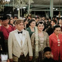 Di hari pernikahan Tunku Atiah dan Zizi, keduanya memakai baju pernikahan yang kental dengan nuansa Jawa, yakni kebaya kutu baru untuk pengantin wanita dan beskap bagi pria. Foto: Dok. Owlsome Project