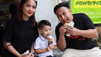 Jalan-jalan ke Jepang, Augie dan anaknya tengah menikmati es krim. Keduanya sama-sama menikmatinya. Foto: Instagram@augiefantinus