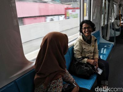 Senangnya Warga Jajal MRT Jakarta