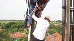 Aksi Wabup Purwakarta Panjat Tower Gagalkan Ayah-Anak Bunuh Diri
