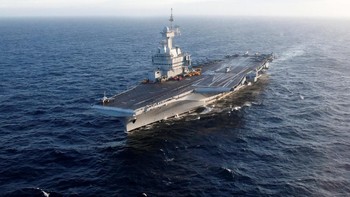 Kapal Charles de Gaulle adalah andalan Prancis dan baru saja direnovasi selaam 18 bulan, selesai pada akhir tahun silam. Ia adalah satu-satunya kapal bertenagar nuklir di Eropa yang beroperasi penuh saat ini. Panjangnya 260 meter.  Foto: Reuters