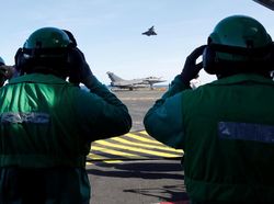 Potret Kapal Induk Nuklir Prancis Bertolak ke Asia, Mau Apa?