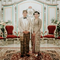 Tunku Atiah atau bergelar YM. Tunku Kurshiah Aminah Binti Tunku Abu Bakar, resmi dipinang oleh sang kekasih Mohamad Zaini Bin Mohd. Zaidy atau Zizi pada Sabtu (9/3/2019) malam di Pendopo Ageng Puro Mangkunegaran, Solo.  Foto: Dok. Owlsome Project