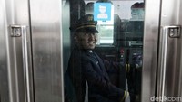 Senyum tersungging di bibir masinis sebelum melajukan MRT Jakarta.