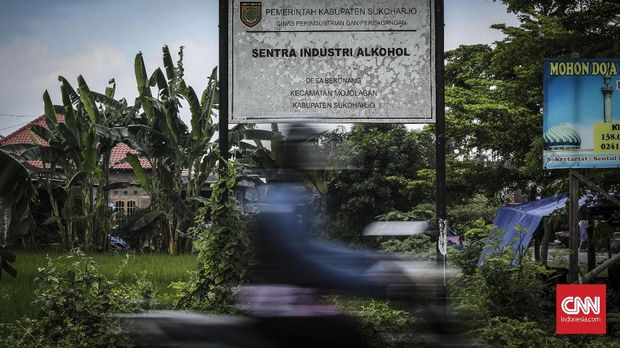 Papan bertuliskan sentra penghasil alkohol menyambut saat memasuki Desa Bekonang yang terletak di kecamatan Mojolaban, Sukoharjo.