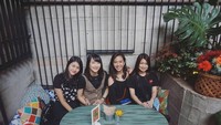 Diajak mereka buat ke tempat makan yang cute, tentu saja disupirin sama saktia yang bensin mobilnya kedapkedip. Tulis Kinal yang jalan bareng bersama member JKT8 lainnya. Ia juga asyik berfoto santai di kafe kekinian yang hits.  Foto: Instagram @kinalputridevi