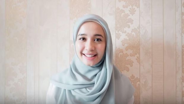 4 Tutorial Hijab Terbaru Laudya Cynthia Bella, Ala Malaysia hingga Syari