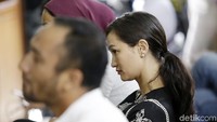 Di kursi belakang nampak Atiqah yang selalu setia memberikan dukungan pada ibundanya itu. Pool/Palevi S/detikFoto.
