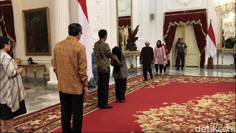 Bertemu di Istana, Siti Aisyah Cium Tangan Jokowi Tiga Kali Bertemu di Istana, Siti Aisyah Cium Tangan Jokowi Tiga Kali