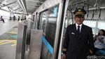 Senyum Ramah Kru MRT Jakarta Sapa Penumpang