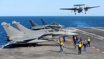 Selain pesawat tempur, ia juga membawa kapal terbang pengintai E-2C Hawkeye. Foto: Reuters