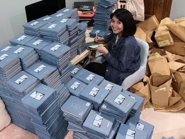 Nanti Kita Cerita Tentang Hari Ini Cetak Ulang Terbatas dan Makin Spesial Foto: Marchella Fp/ Instagram Nanti Kita Cerita Tentang Hari Ini Cetak Ulang Terbatas dan Makin Spesial Foto: Marchella Fp/ Instagram