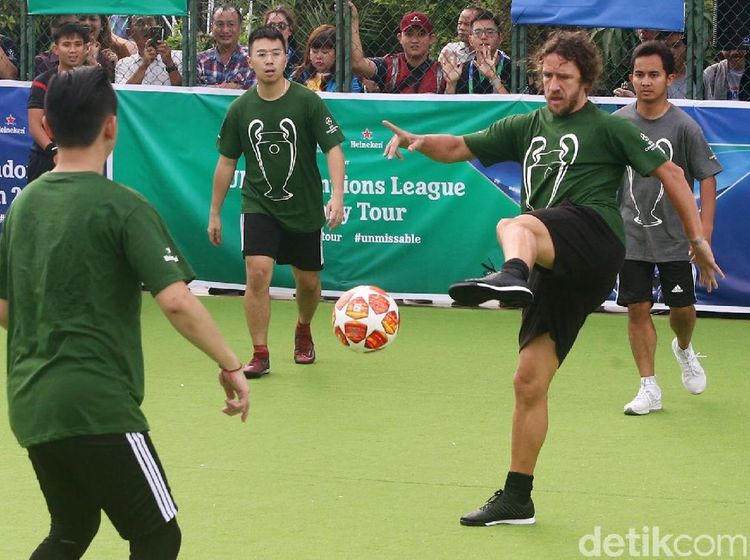 Seru Banget, Begini Gaya Puyol Main Futsal di Jakarta