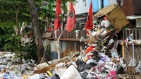 Sampah bekas makanan, sampah plastik, hingga sampah rumah tangga menumpuk di pinggir rel kereta api tersebut.