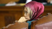 Dalam persidangan Ratna mengaku mengantuk karena baru saja menulis buku. Pool/Palevi S/detikFoto.