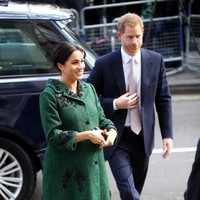 Situs fashion Love the Sales melakukan perbandingan harga dari 75 baju hamil yang Meghan pakai selama hampir tujuh bulan terakhir. Dari situ diketahui, semua baju hamil istri Pangeran Harry itu diestimasi bernilai 514 ribu poundsterling atau sekitar Rp 9 miliar! Foto: Getty Images