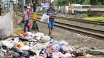 Duh Jorok, Sampah Menumpuk di Pinggir Rel Kereta Api