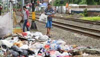 Meski begitu, kurangnya kesadaran akan kesehatan dan kebersihan membuat warga tak jera untuk terus membuang sampah di pinggir rel kereta api.