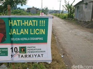 Caleg di Trenggalek Bikin Banner Unik yang Membuat Orang Tertawa Geli
