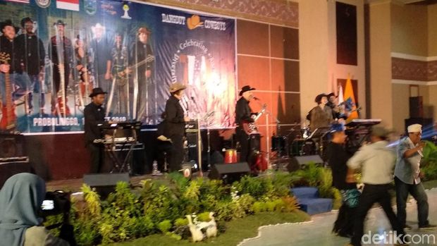 Kolaborasi dengan Gamelan, Grup Dangdut Amerika Goyang Warga Probolinggo