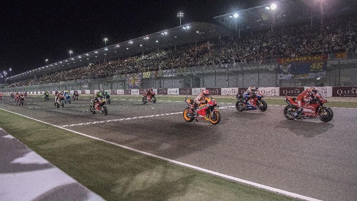 DOHA, QATAR - MARCH 10: The MotoGP riders start from the grid during the MotoGP race during the MotoGP of Qatar - Race at Losail Circuit on March 10, 2019 in Doha, Qatar. (Photo by Mirco Lazzari gp/Getty Images)