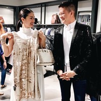 Terlahir dengan nama Love Marie Payawal Ongpauco-Escudero, aktris berusia 33 tahun ini dinikahi politikus di negaranya yang usianya lebih tua 15 tahun darinya. Senator Francis ‘Chiz’ Escudero. Pria tersebut menjadi anggota senat Filipina sejak 2007 dan sempat mencalonkan diri menjadi wakil presiden pada 2016. Foto: Instagram