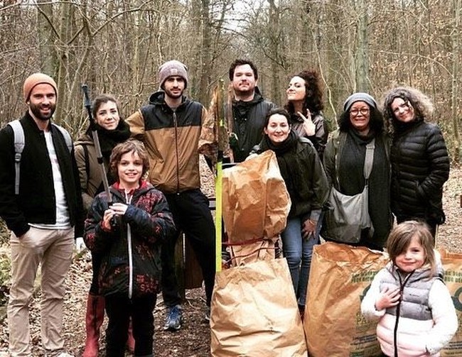 Sekelompok warga dengan bangga memperlihatkan hasil usaha mereka membersihkan sampah dari hutan. Tantangan ini juga bisa melibatkan anak kecil untuk menumbuhkan kesadaran mereka akan kebersihan lingkungan sejak dini. Foto: Instagram