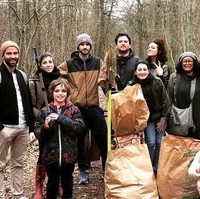 Sekelompok warga dengan bangga memperlihatkan hasil usaha mereka membersihkan sampah dari hutan. Tantangan ini juga bisa melibatkan anak kecil untuk menumbuhkan kesadaran mereka akan kebersihan lingkungan sejak dini. Foto: Instagram