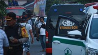 Petugas kepolisian berjaga di lokasi terjadinya ledakan yang diduga bom di kawasan Jalan KH Ahmad Dahlan, Pancuran Bambu, Sibolga Sambas, Kota Siboga, Sumatera Utara, Selasa (12/3). ANTARA FOTO/Damai Mendrofa.