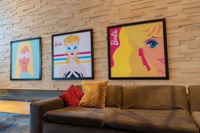 Masuk ke kamar suite, tamu akan disambut dengan pemandangan deretan koleksi Barbie langka dari enam dekade terakhir. Ada pula artwork bertema Barbie yang imut dan girlie. Foto: Dok. Hilton Mexico City Santa Fe