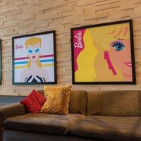 Masuk ke kamar suite, tamu akan disambut dengan pemandangan deretan koleksi Barbie langka dari enam dekade terakhir. Ada pula artwork bertema Barbie yang imut dan girlie. Foto: Dok. Hilton Mexico City Santa Fe
